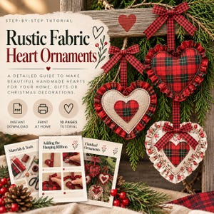 Op de afbeelding: Een digitale handleiding getiteld Rustic Fabric Heart Ornaments met instructies voor handgemaakte harten. Drie stoffen hartornamenten met rood en groen ruitpatroon, ruches en ophanglinten worden getoond naast geprinte pagina's.