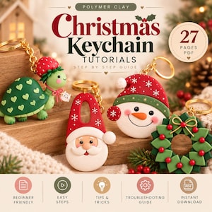Può includere: Una guida digitale intitolata Polymer Clay Christmas Keychain Tutorials di 27 pagine in formato PDF. La copertina mostra quattro portachiavi in pasta polimerica: una tartaruga con cappello a fragola, Babbo Natale, un pupazzo di neve e una ghirlanda.