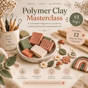 Op de afbeelding: Een Polymer Clay Masterclass-gids met 49 pagina's en 12 stapsgewijze handleidingen. De omslag toont kleiblokken in een gespikkelde kom, boetseerwerktuigen in een beker en kleivormen zoals paddenstoelen, bloemen en een regenboog.