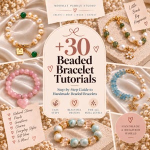 Könnte beinhalten: Ein digitaler Leitfaden mit dem Titel +30 Beaded Bracelet Tutorials von Moonlit Pebble Studio, der fünf handgefertigte Armbänder zeigt. Der Schmuck besteht aus weißen Perlen, grüner Jade, herzförmigen Rosenquarz-Anhängern, blauen Perlen und goldenen Akzenten.