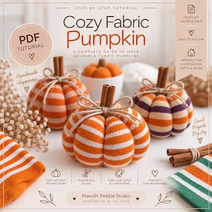 Pode incluir: Um tutorial digital em PDF intitulado Cozy Fabric Pumpkin com instruções para fazer abóboras de tecido. A imagem mostra três abóboras de tecido com cabos de pau de canela e laços de corda, junto a retalhos de tecido.