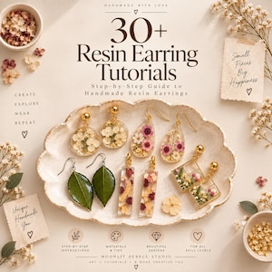 Könnte beinhalten: Ein digitaler Leitfaden mit dem Titel 30+ Resin Earring Tutorials, der eine Sammlung handgefertigter Harzohrringe mit gepressten Blumen und Blättern auf einer gewellten Keramikschale zeigt, umgeben von getrockneten Blumenakzenten.