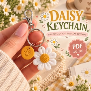 Peut inclure: Un porte-clés marguerite en pâte polymère composé d'une fleur blanche à cœur jaune et d'un disque jaune gravé des lettres JG et d'un petit cœur. Le texte Daisy Keychain Step-by-Step Polymer Clay Tutorial PDF Guide est présent sur l'image.