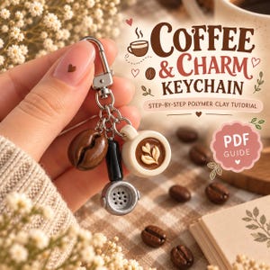 Puede incluir: Un llavero con tres dijes de arcilla polimérica: un grano de café marrón, un portafiltro negro y plateado, y una taza de café color crema con arte latte. El texto dice COFFEE & CHARM KEYCHAIN STEP-BY-STEP POLYMER CLAY TUTORIAL PDF GUIDE.