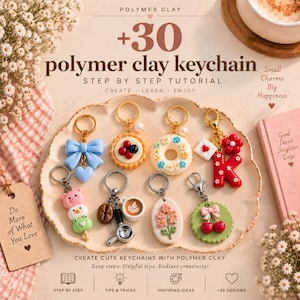 Puede incluir: Una guía digital titulada +30 polymer clay keychain step by step tutorial que muestra varios dijes de arcilla polimérica en un plato festoneado. Los diseños incluyen un lazo azul, tarta de bayas, dona floral, letra K, cerdo, café, flores y cerezas.