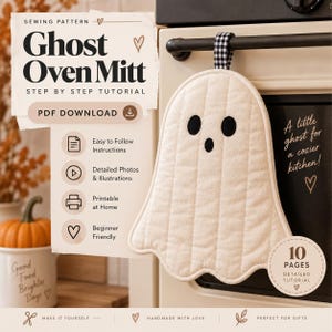 Puede incluir: Un patrón de costura digital para una manopla de horno con forma de fantasma, que incluye una descarga en PDF con instrucciones paso a paso, fotos detalladas e ilustraciones. La manopla color crema tiene ojos y boca negros, colgada de un lazo a cuadros blanco y negro.