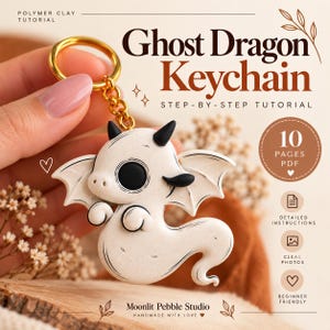 以下が含まれることがあります： ゴーストドラゴンのキーホルダーを作るポリマークレイのチュートリアル。PDFガイドには、詳細な手順と鮮明な写真が10ページ含まれています。キーホルダーは、黒い角と目を持つ白いドラゴンのデザインで、ゴールドの金属製リングが付いています。
