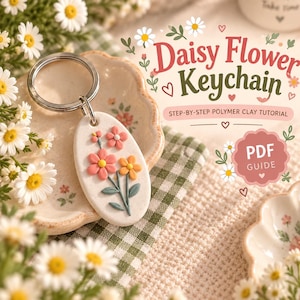 Może przedstawiać: Owalny brelok z gliny polimerowej z wypukłym wzorem kwiatowym o różowych, pomarańczowych i zielonych płatkach na białym tle. Tekst głosi Daisy Flower Keychain, Step-by-Step Polymer Clay Tutorial oraz PDF Guide, w otoczeniu ilustracji stokrotek.