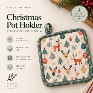 Può includere: Una presina trapuntata quadrata con sfondo color crema e un motivo ripetuto di renne, alberi di Natale, decorazioni e fiocchi di neve. I bordi sono rifiniti con un bordo verde scuro e un piccolo occhiello per appenderla.