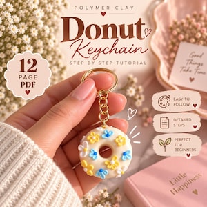 Puede incluir: Un tutorial en PDF de 12 páginas para un llavero de donut de arcilla polimérica. La guía incluye instrucciones paso a paso para crear un dije de donut color crema decorado con pequeñas flores amarillas, blancas y azules, en un anillo dorado.