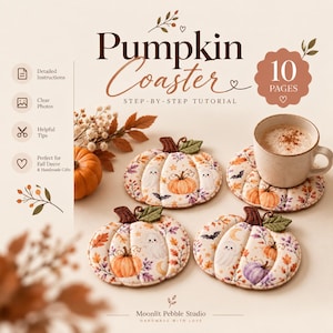 Op de afbeelding: Een digitale handleiding getiteld Pumpkin Coaster met 10 pagina's aan instructies. De afbeelding toont drie gewatteerde pompoenvormige onderzetters met patronen van spoken, vleermuizen en herfstbladeren, met een keramische mok op één onderzetter.