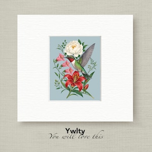 Peut inclure: Une impression d'art montée représentant un colibri au plumage vert et rouge près d'une grande pivoine blanche, d'un lys rouge vif et de petites fleurs roses en forme de cloche sur un fond bleu clair. Le texte Ywlty You will love this est en bas.