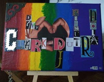 Könnte beinhalten: Eine rechteckige Leinwand mit einem vertikalen Regenbogen-Farbverlauf und einer Collage aus ausgeschnittenen Buchstaben, die "CLARK-DUTR" und "PEANUT HOLA" bilden. Ein zentrales Bild zeigt Hände, die ein Herz formen. Oben links ist ein Metalleckschutz.