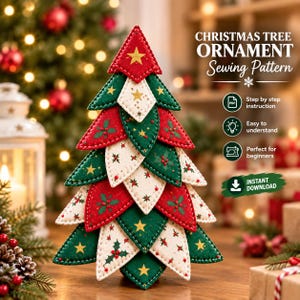 Könnte beinhalten: Ein dekorativer Weihnachtsbaumschmuck aus Stoff, bestehend aus geschichteten dreieckigen Teilen in Rot, Dunkelgrün und Creme mit goldenen Sternen- und Stechpalmenmotiven. Der Text lautet CHRISTMAS TREE ORNAMENT Sewing Pattern, Step by step instruction, Easy to understand, Perfect for beginners, INSTANT DOWNLOAD.