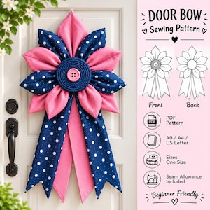 Puede incluir: Un patrón de costura de lazo para puerta en forma de flor con pétalos alternos de color azul marino con lunares y rosa sólido. Un círculo central de cuerda azul marino con un botón rosa se sitúa en el centro. El texto dice DOOR BOW Sewing Pattern.