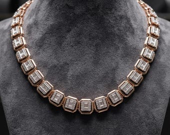 Collana con ciondolo geometrico quadrato in oro massiccio 14 carati con diamanti naturali da 2,98 carati totali e forma quadrata.