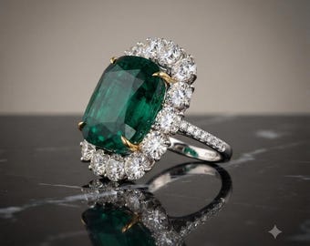 Anello a tre pietre con smeraldo e diamanti, in oro giallo 18 carati e platino, stile vintage.