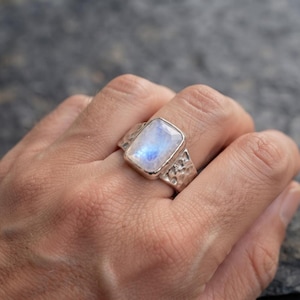 Gehämmerter Mondstein-Siegelring aus Sterlingsilber, rechteckiger Regenbogen-Edelstein, rustikaler Boho-Schmuck