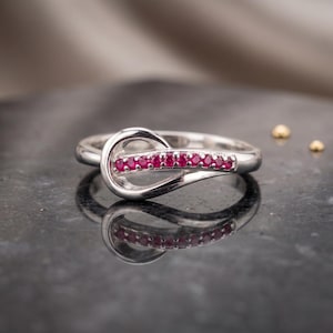 Tysk silverknutring med röda stenar, Elegant Infinity-ädelstensring, Minimalistisk löftering för henne, Smycken med födelsesten i juli