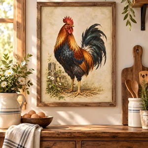 Könnte beinhalten: Ein gerahmter Kunstdruck mit einer detaillierten Illustration eines Hahns mit leuchtend rotem, orangefarbenem und schwarzem Gefieder, der neben einem hölzernen Zaunpfahl und kleinen weißen Blumen vor einem hellen, strukturierten Hintergrund steht.