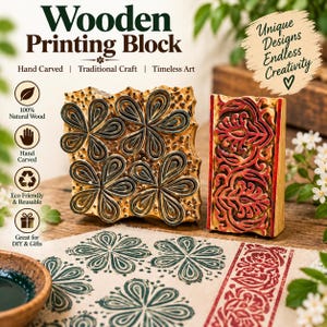 Puede incluir: Dos bloques de impresión de madera tallados a mano con intrincados patrones florales. Un bloque cuadrado muestra un diseño de flor de cuatro pétalos, mientras que el bloque rectangular presenta un motivo botánico detallado teñido de rojo.