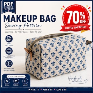Puede incluir: Un neceser rectangular con un patrón de flor de lis azul sobre una base de tela beige. El bolso tiene una cremallera de metal color latón con una lengüeta de cuero marrón y un asa lateral. El texto en la imagen incluye PDF SEWING PATTERN, MAKEUP BAG, 70% OFF.