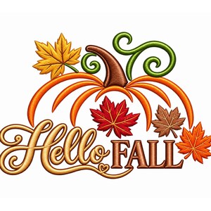Può includere: Un disegno ricamato con il testo Hello Fall in lettere dorate. Sopra il testo si trova il contorno di una zucca arancione con un picciolo marrone e viticci verdi. Il disegno è decorato con foglie d'acero gialle, rosse, marroni e arancioni.