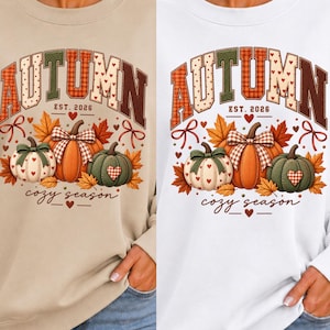 Autumn Herbst Sweatshirt – Kürbis, Schleifen, Retro Collegiate, Cozy Season, Patchwork-Optik, Gildan 18000 Unisex