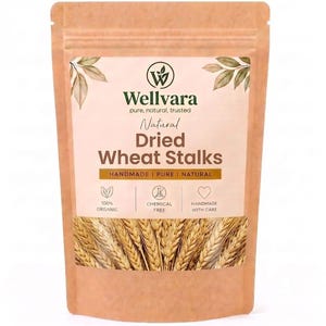 Pode incluir: Uma bolsa de papel castanho contendo talos de trigo secos. O rótulo apresenta o texto Wellvara, Natural Dried Wheat Stalks, Handmade, Pure, Natural, 100% Organic, Chemical Free e Handmade With Care, com ilustrações de folhas.