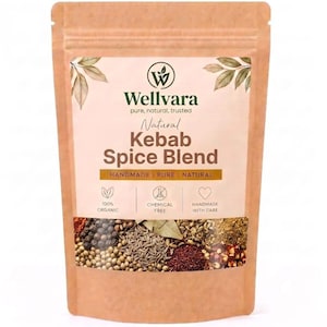 Può includere: Una busta in carta kraft marrone contenente una miscela di spezie per kebab. L'etichetta presenta il logo Wellvara, il testo Natural Kebab Spice Blend e icone per 100% Organic, Chemical Free e Handmade with Care, con un'immagine di spezie.