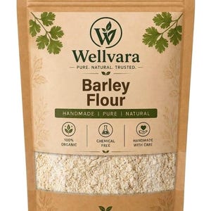 Puede incluir: Una bolsa de papel marrón de harina de cebada Wellvara con una ventana transparente que muestra el grano claro. La etiqueta presenta el texto Wellvara, Pure. Natural. Trusted., Barley Flour, Handmade | Pure | Natural, 100% Organic, Chemical Free y Handmade With Care.