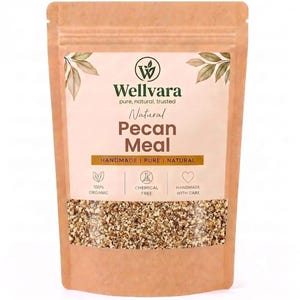 Peut inclure: Un sachet debout en papier kraft brun contenant de la poudre de noix de pécan. L'étiquette porte le texte Wellvara, Natural Pecan Meal, Handmade, Pure, Natural, 100% Organic, Chemical Free, et Handmade With Care, avec une fenêtre transparente.