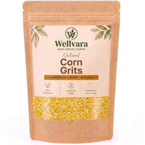 Könnte beinhalten: Ein brauner Standbeutel aus Kraftpapier mit gelbem Maisgrieß. Das Etikett zeigt das Wellvara-Logo, den Text Natural Corn Grits und Symbole für 100% biologisch, chemiefrei und handgefertigt, mit einem Sichtfenster, das den Grieß im Inneren zeigt.