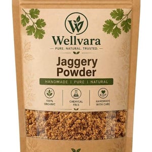 以下が含まれることがあります： Wellvaraのロゴ、PURE. NATURAL. TRUSTED.の文字、100% organic、chemical free、handmade with careのラベルが記載された、ジャガリーパウダー入りの茶色のクラフト紙製パウチ。下部には粒状の製品が見える。