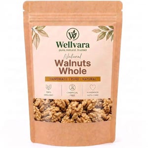 以下が含まれることがあります： クルミが入った茶色の紙製スタンドパウチ。ラベルには「Wellvara」、「Natural Walnuts Whole」、「100% Organic」、「Chemical Free」、「Handmade With Care」という文字と、スタイリッシュなWのロゴ、葉のイラストが描かれています。