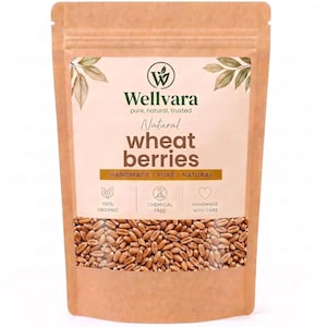 Könnte beinhalten: Ein brauner Standbeutel aus Kraftpapier mit Weizenkörnern. Das Etikett enthält den Text Wellvara, Natural wheat berries, 100% organic, chemical free und handmade with care sowie ein Logo mit einem stilisierten W und einem Blatt.