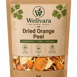 Könnte beinhalten: Ein brauner Kraftpapierbeutel mit getrockneter Orangenschale. Das Etikett zeigt das Wellvara-Logo sowie den Text Dried Orange Peel, Handmade, Pure, Natural, 100% Organic, Chemical Free, Handmade With Care, Naturally Aromatic, Rich In Goodness.