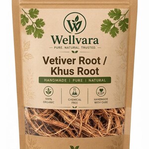 Może przedstawiać: Brązowa torebka z papieru pakowego zawierająca suszony korzeń wetiwerii lub korzeń Khus. Etykieta zawiera logo Wellvara oraz tekst "PURE. NATURAL. TRUSTED.", "HANDMADE | PURE | NATURAL", "100% ORGANIC", "CHEMICAL FREE" i "NATURALLY AROMATIC".