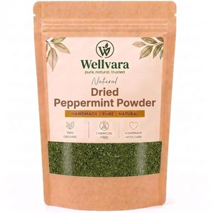 Op de afbeelding: Een beige, hersluitbare zak met gedroogd pepermuntpoeder. Het etiket bevat de tekst Wellvara, Natural Dried Peppermint Powder, Handmade, Pure, Natural, 100% Organic, Chemical Free en Handmade With Care, met afbeeldingen van bladeren.