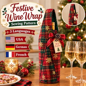 Pode incluir: Uma capa de tecido para garrafa de vinho com xadrez vermelho e verde, flocos de neve dourados bordados, um laço de cetim vermelho escuro, uma pequena pinha e uma etiqueta bege com Merry Christmas e uma árvore.