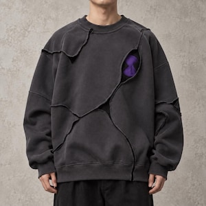 Handgjord Y2K-huvtröja med dekonstruerad lapptäcke, grålila kontrastfärg, streetwear-topp med råa kanter
