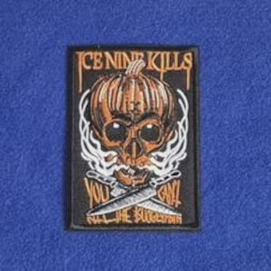 Op de afbeelding: Een rechthoekige geborduurde patch met een zwarte achtergrond met een oranje schedel met pompoenkop, witte rook en twee gekruiste messen. De tekst luidt bovenaan ICE NINE KILLS en onderaan in het oranje YOU CAN'T KILL THE BOOGEYMAN.