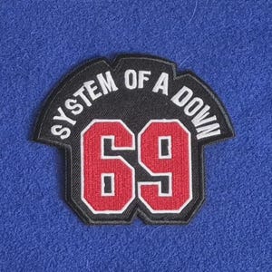 SYSTEM OF A DOWN Sy-på/Stryk-på broderad musiklapp