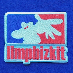 Op de afbeelding: Een rechthoekige geborduurde patch met een witte cartoon-handsilhouet tegen een gespleten blauwe en rode achtergrond. Onder de afbeelding is de tekst "limpbizkit" in rode letters geborduurd op een lichtblauwe rand.