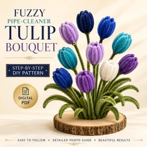 Puede incluir: Un ramo de tulipanes hechos con limpiapipas difusos en tonos azul, morado y blanco con tallos y hojas verdes, sobre una base de madera circular. El texto dice FUZZY PIPE-CLEANER TULIP BOUQUET, STEP-BY-STEP DIY PATTERN, DIGITAL PDF, EASY TO FOLLOW, DETAILED PHOTO GUIDE, BEAUTIFUL RESULTS.