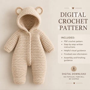 Può includere: Una tutina per neonati all'uncinetto color beige con cappuccio e orecchie da orso. Il testo recita DIGITAL CROCHET PATTERN, INCLUDED: PDF crochet pattern, Step-by-step written instructions, Helpful visual guidance, Finished size information, Assembly and finishing guidance, DIGITAL DOWNLOAD, NO PHYSICAL ITEM WILL BE SHIPPED.