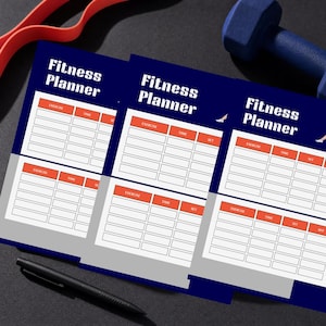 Könnte beinhalten: Drei identische Fitnessplaner-Blätter mit dunkelblauen Kopfzeilen und weißem Text Fitness Planner. Jedes Blatt enthält orangefarbene Tabellen mit Spalten für Exercise, Time, Set und Rep, die zur Dokumentation von Trainingsroutinen dienen.