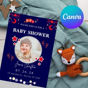 Könnte beinhalten: Eine dunkelblaue Babyparty-Einladungskarte mit einem runden Foto eines Babys mit gestreifter Mütze, roten Sternen, Fußabdruck-Symbolen und dem Text BABY SHOWER, Jamie Chastain, 07.26.28, 123 Anywhere St., Any City, ST 12345.