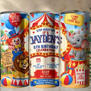 Könnte beinhalten: Ein zylindrischer Becher mit einem Zirkus-Geburtstagsdesign für Jaydens 5. Geburtstag. Die Grafiken zeigen einen Clown, einen Löwen, einen Elefanten, ein Zirkuszelt, Luftballons und Popcorn. Der Text enthält "A CIRCUS OF FUN AWAITS!" und "COME ONE COME ALL!".