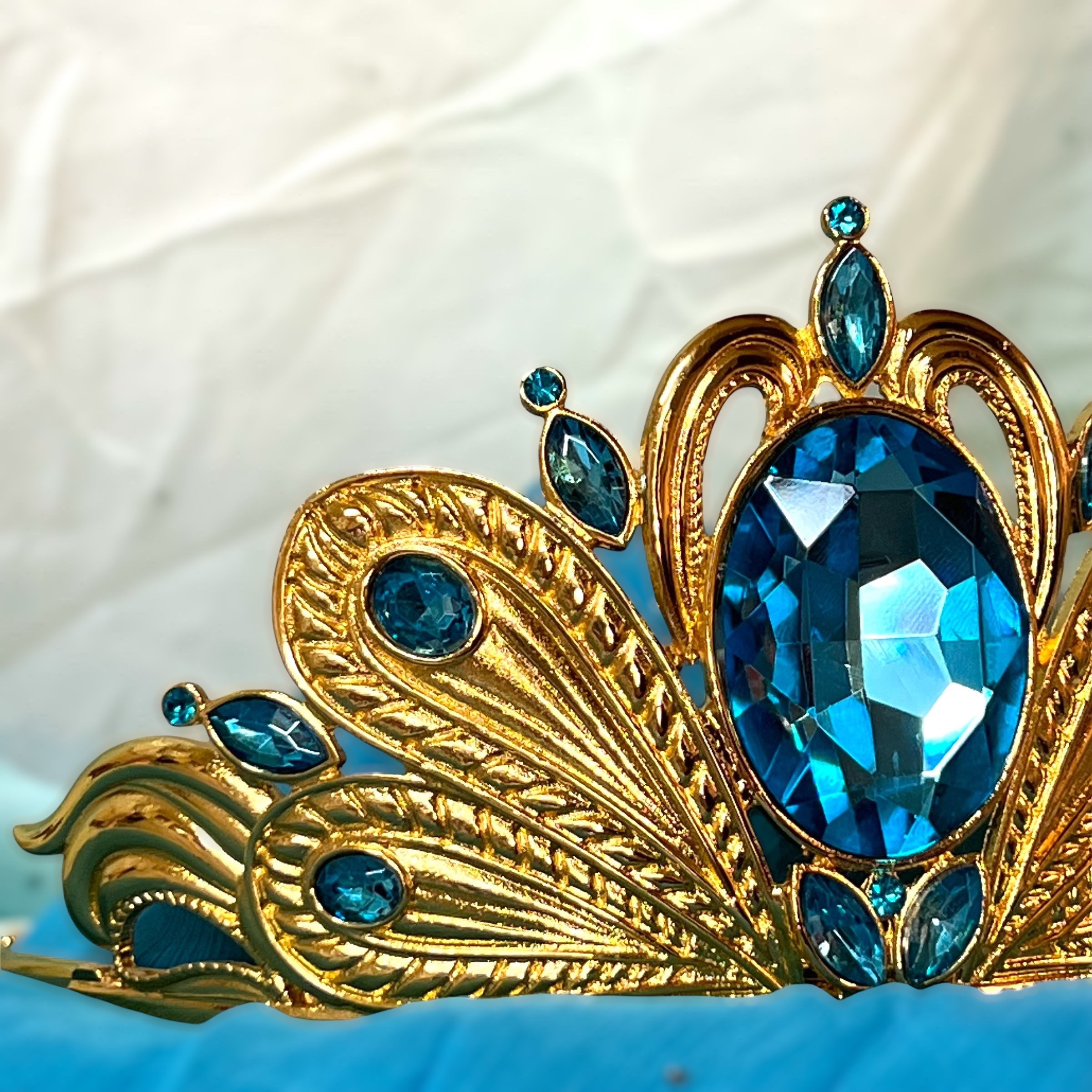 孔雀ジャスミンブルーティアララインストーンクラウンゴールドメタル